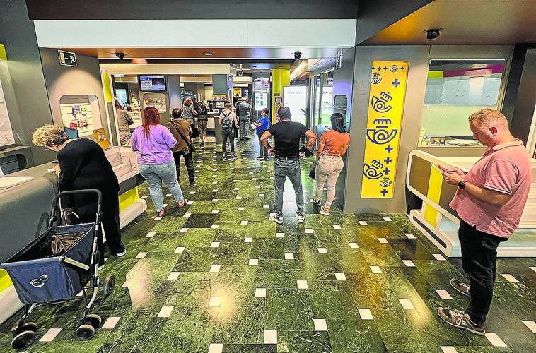Cola para solicitar el voto para las próximas generales en una oficina de Correos. E. C.