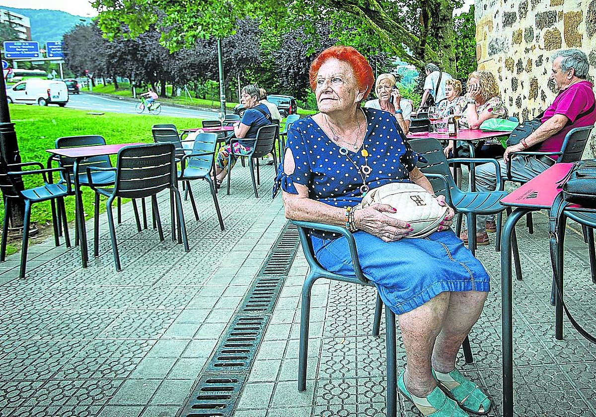 La inquietud se extiende entre las personas mayores del barrio. «No soltamos el bolso y miramos para todos los lados», dice Vitori.