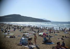 Bañistas en la playa de Muskiz