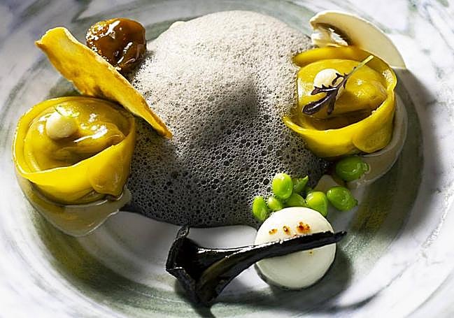 Raviolis de rabo de buey con alcachofas y setas de temporada.