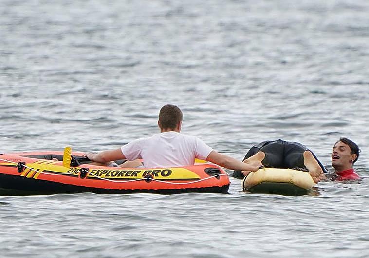 Simulacro de rescate en la playa de Ereaga.