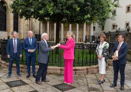 Momento en el que profesor Gabriel Monreal hizo entrega de su libro a la presidenta de las Juntas Generales, Ana Otadui, junto al Árbol de Gernika.