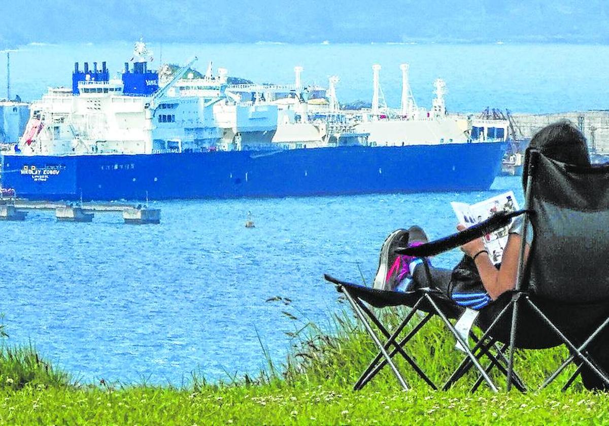 Un buque gasero de procedencia rusa atracado en el Puerto de Bilbao.