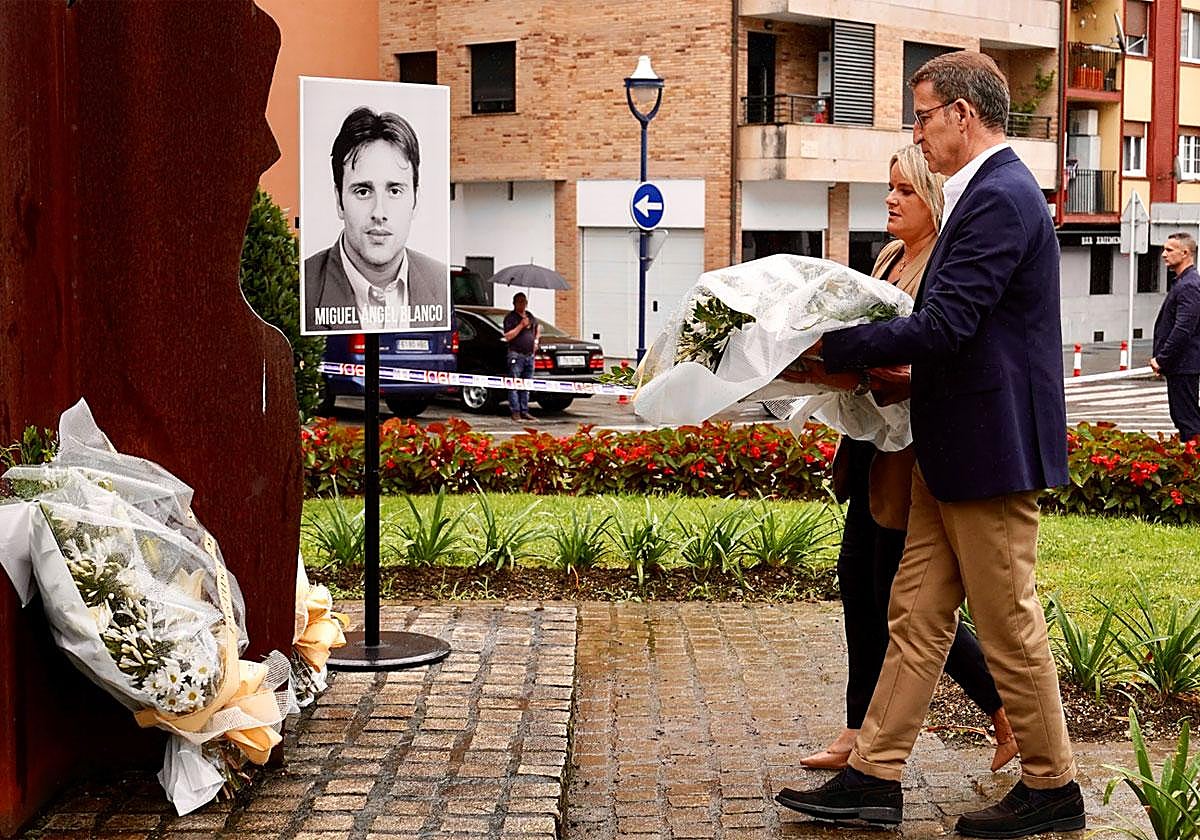 Alberto Núñez Feijóo y Marimar Blanco han colocado unas flores en memoria de Blanco.
