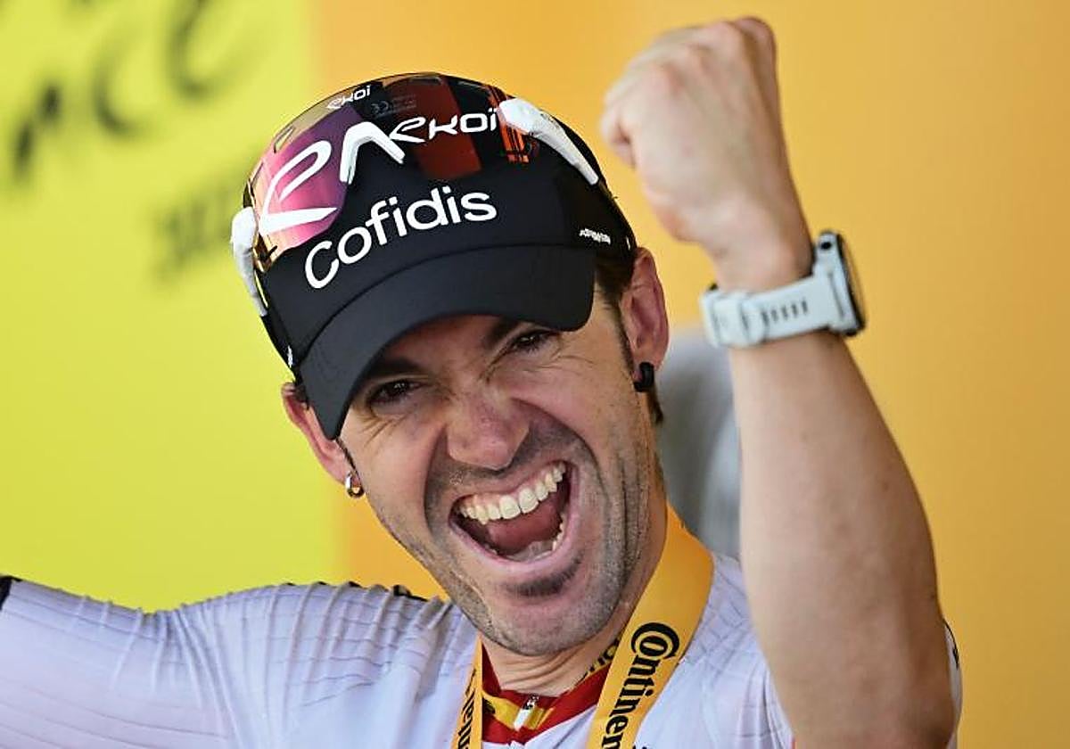 Ion Izagirre celebra eufórico su triunfo en el podium.