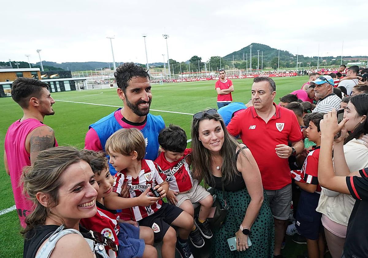 Raúl García siempre es demandado por la afición.