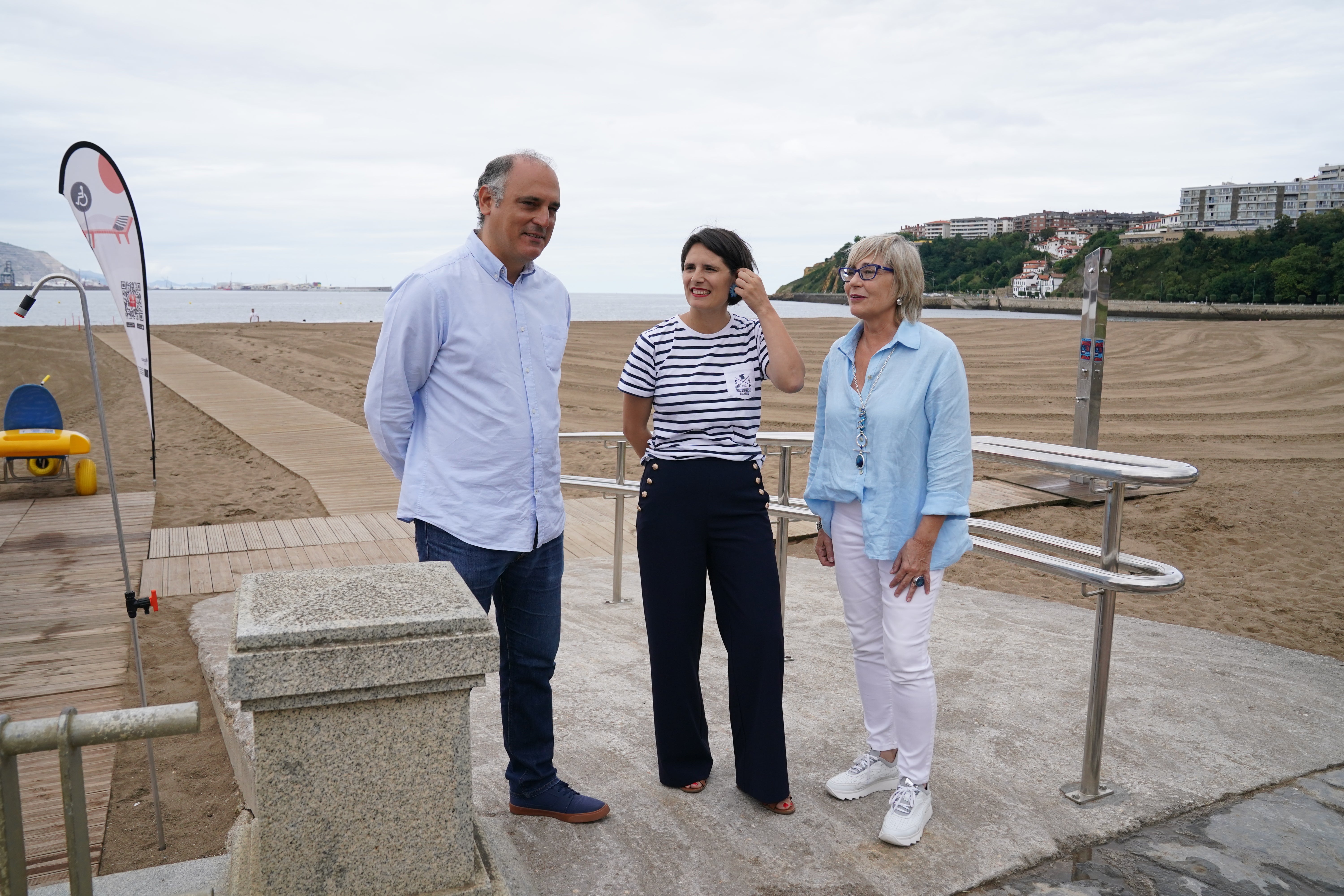 Simulacro medioambiental y de rescate en la playa de Ereaga