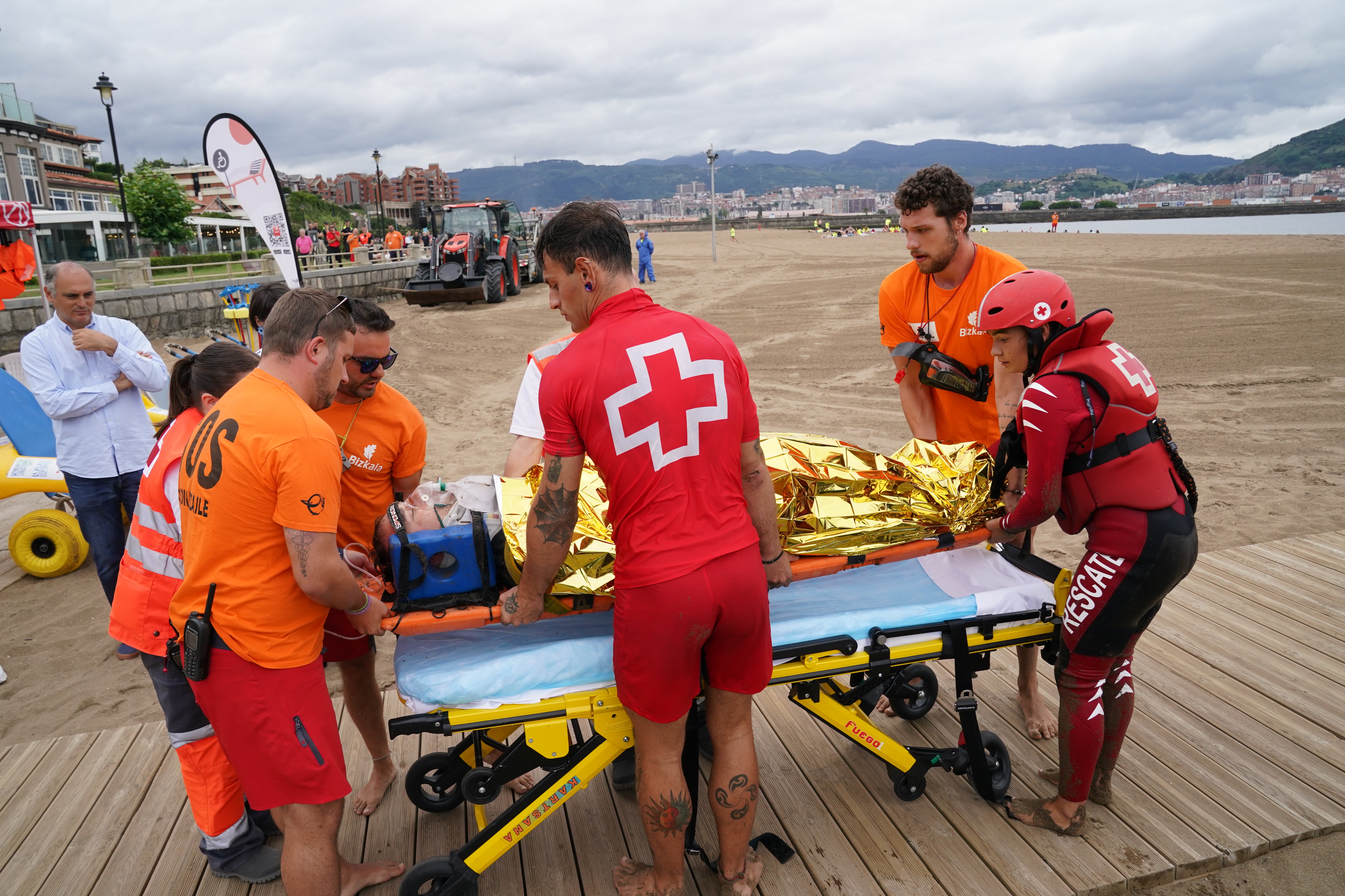 Simulacro medioambiental y de rescate en la playa de Ereaga