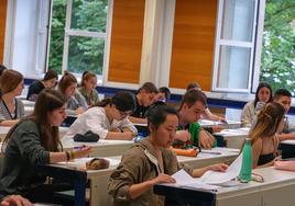 Estudiantes realizando la prueba de acceso en un centro de Vitoria.