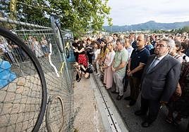 Vecinos de Irun y autoridades se manifiestan contra la valla que corta el paso en la frontera del Puente de la Avenida, y que solo se abrió para dejar pasar al Tour.