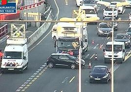 Fuertes retenciones en la recta del Max Center por un accidente entre un turismo y un camión