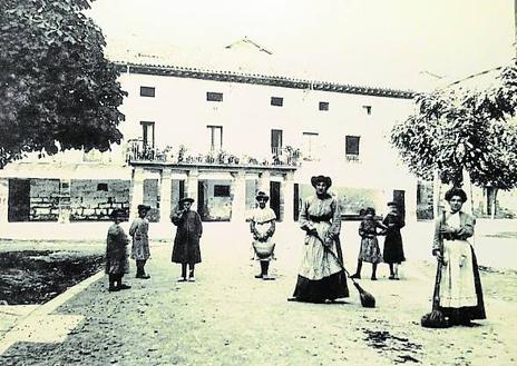 Imagen secundaria 1 - Arriba, junto a su esposo, Félix Paniego; debajo con sus famosas croquetas. A la izquierda, con la escoba de brezo y junto a las niñas de la escuela, Andrea García hacia 1880.