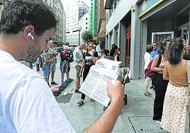 Colas para solicitar el voto no presencial, ayer frente a la oficina de Correos de la bilbaína Alameda Mazarredo.