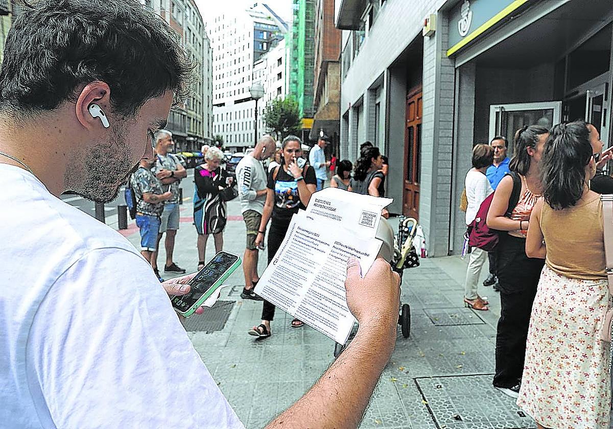 Colas para solicitar el voto no presencial, ayer frente a la oficina de Correos de la bilbaína Alameda Mazarredo.