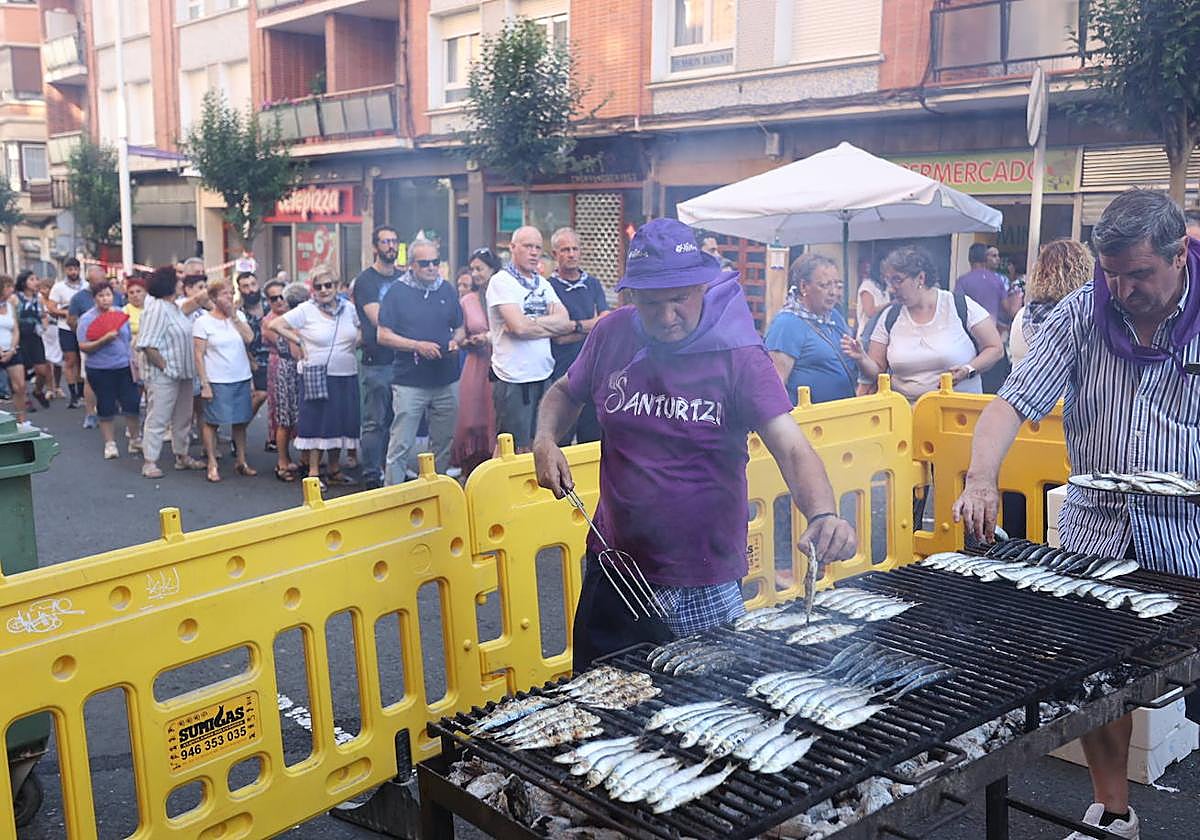 Miles de personas abarrotan las calles Itsasalde y Juan XXIII para degustar la preciada sardina.