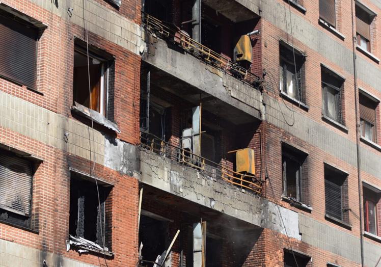 Imagen principal - Seis heridos al incendiarse un bloque por una fuga de gas en unas obras en La Peña