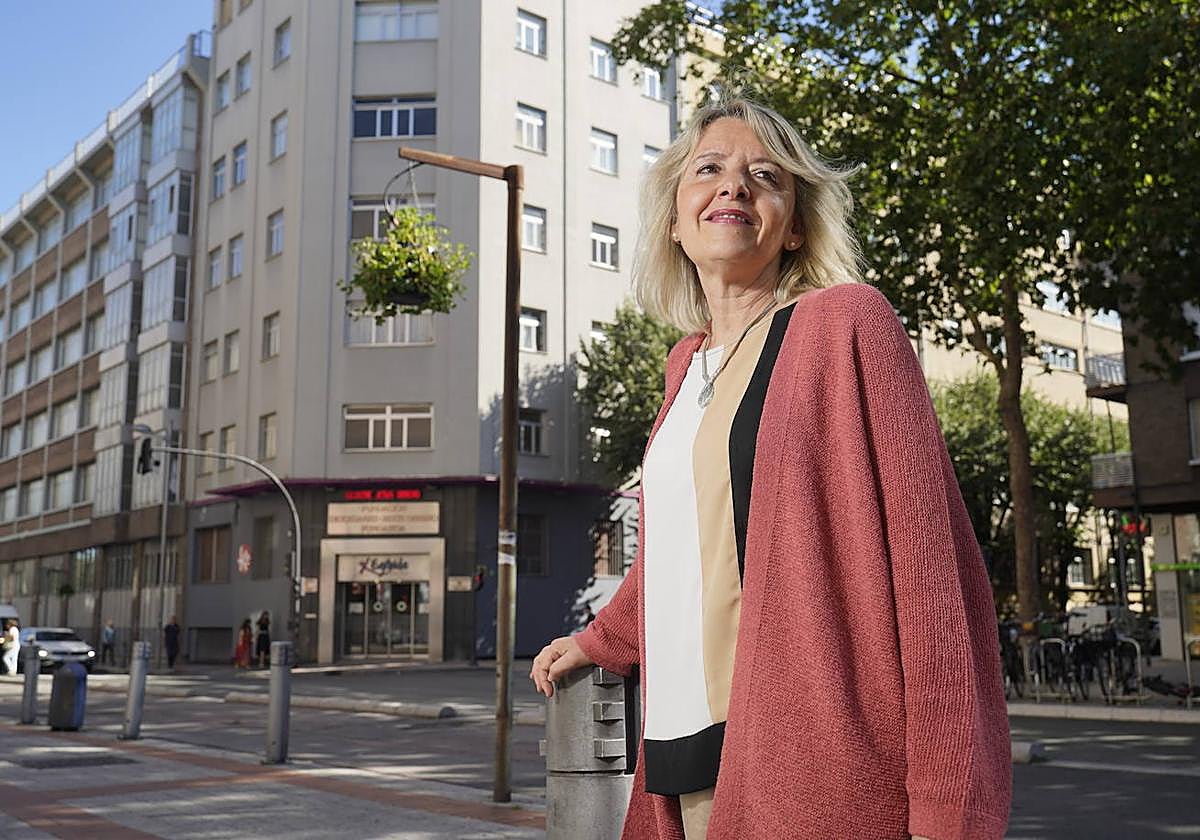 Cristina Pena Mardaras frente al campus de Egibide-Jesús Obrero.