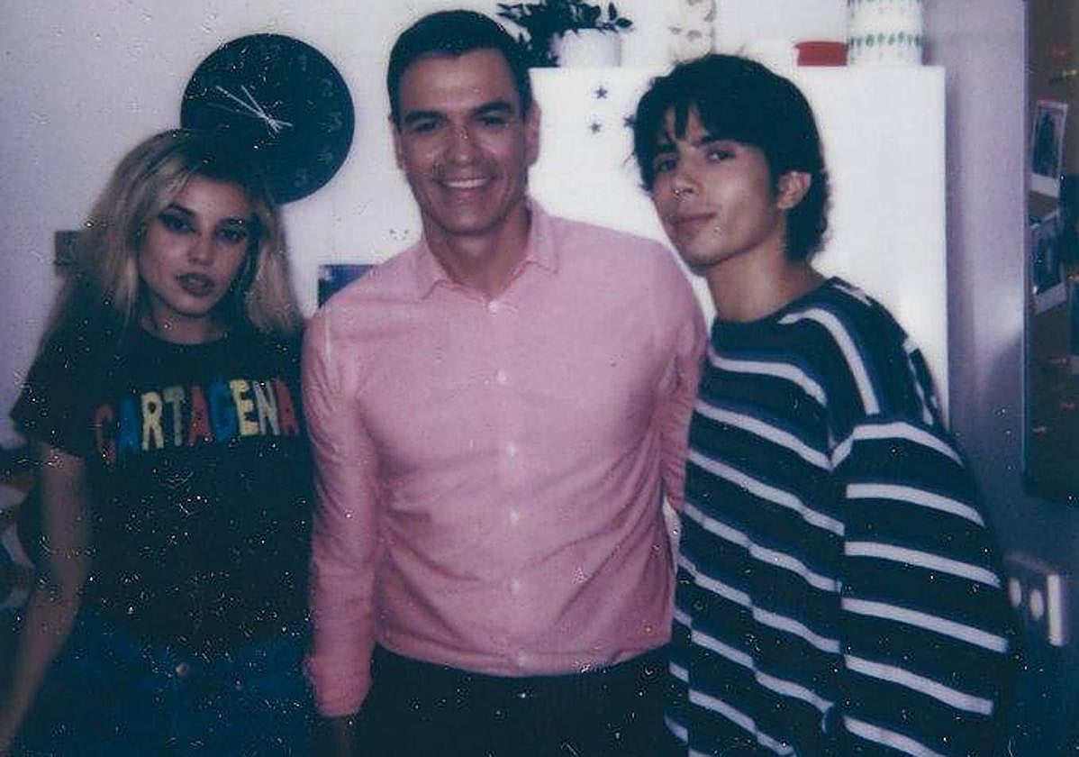 Pedro Sánchez junto a Carlos Peguer y Mariang, presentadores de 'La Pija y la Quinqui'