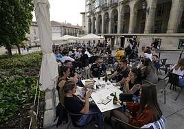 Terraza del Toloño y del Txistu repleta de clientes.