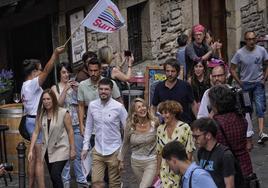 Yolanda Díaz, flanqueada por Lander Martínez y Pilar Garrido, a su llegada a la plaza vitoriana de la Burullería.