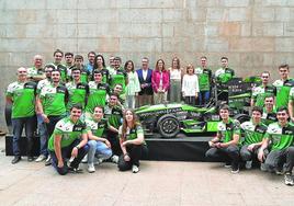 Parte del equipo Formula Student y representantes institucionales durante la presentación del coche.