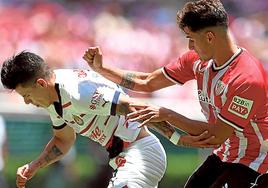 Galarreta controla la pelota en su primera partido con el Athletic en su regreso