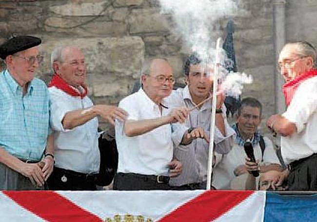 Varios de los creadores de Celedón encendieron el cohete festivo en 2007.