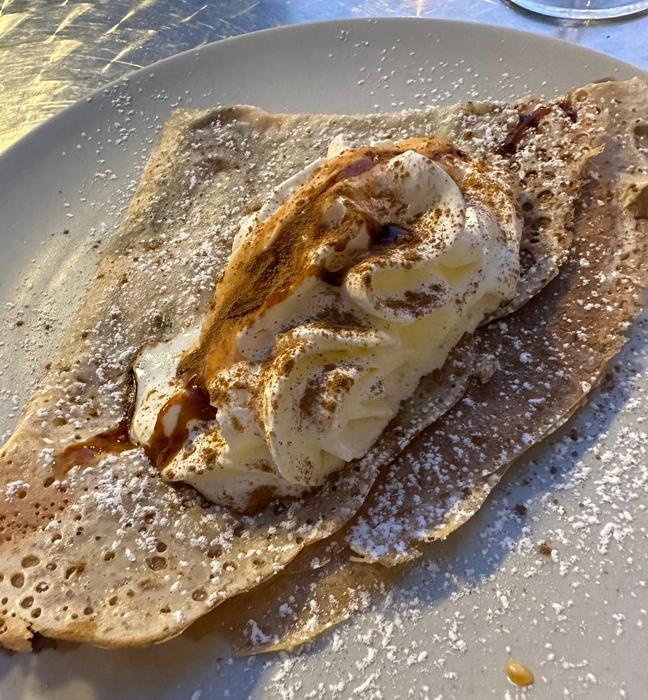 El crepe que me tomé de postre este jueves por la noche. No me dio tiempo a hacer foto del crepe salado, me lo zampé antes.