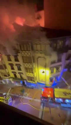Las llamas devoran un edificio en Barakaldo
