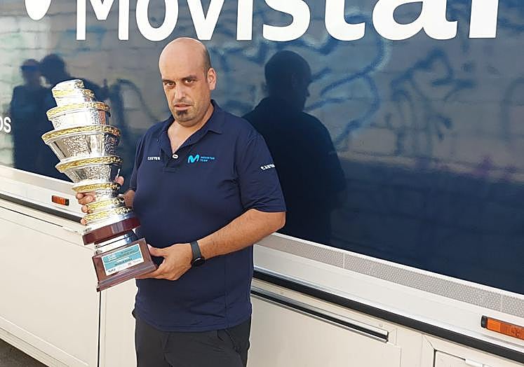 Imagen principal - 1. Oier Casadok bost urte daramatza Movistar taldean mekanikari gisa. 2. Van Vleutenek euskarazko mezua idatzi zion Abadiñoko mekanikariari. 3. Txirrindulariak dioenez, Google traductor itzultzaileari esker lortu du euskaraz akatsik gabe idaztea.