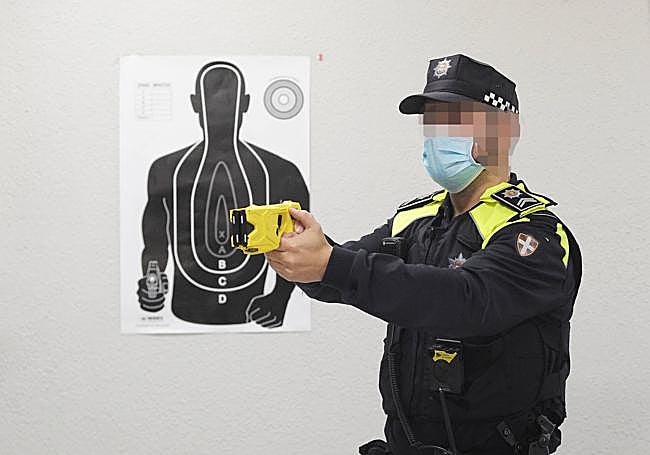 Un agente local prueba una táser.