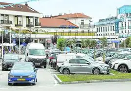 Suances es uno de los lugares donde aparcar este verano se ha convertido en una misión casi imposible.