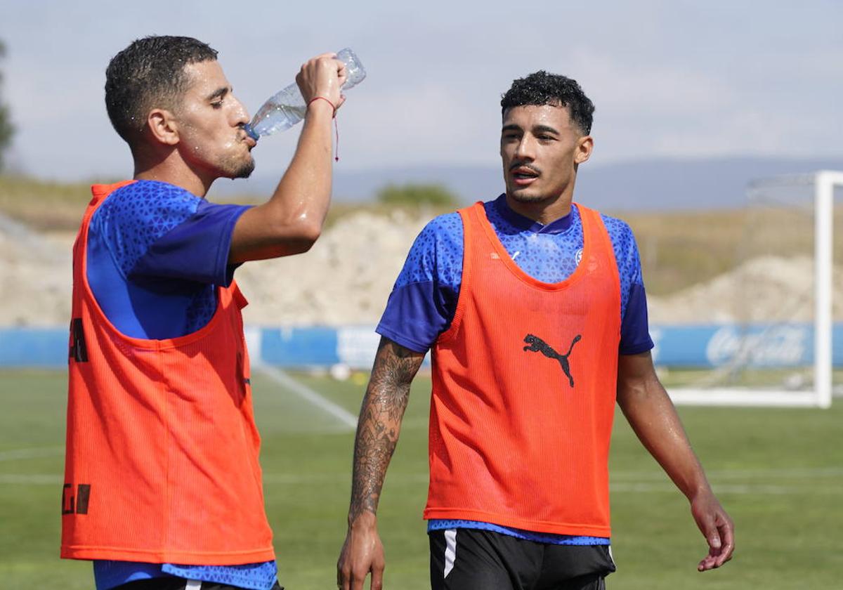 Abqar y Benavídez se hidratan durante el entrenamiento.