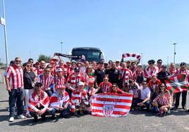 Los aficionados del Athletic mexicanos con miembros de las fuerzas de seguridad de Guadalajara