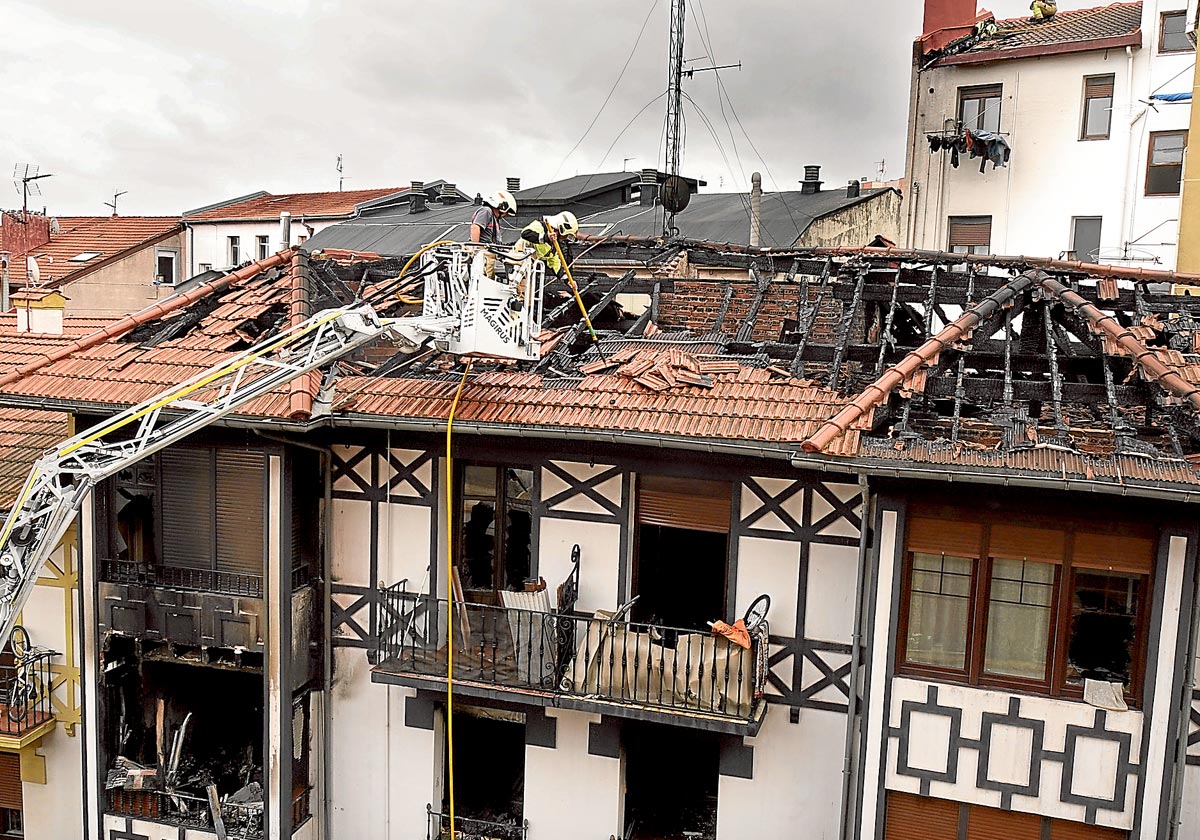 El edificio de Barakaldo colapsó por las llamas y al joven de 16 años no le dio tiempo a escapar