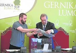 Gorroño recibió el apoyo del PNV para ser investido a cambio de que cediera la makila a su hermano en un mes.