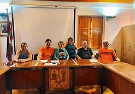 Representantes municipales de EH Bildu en el Ayuntamiento de Atxondo.