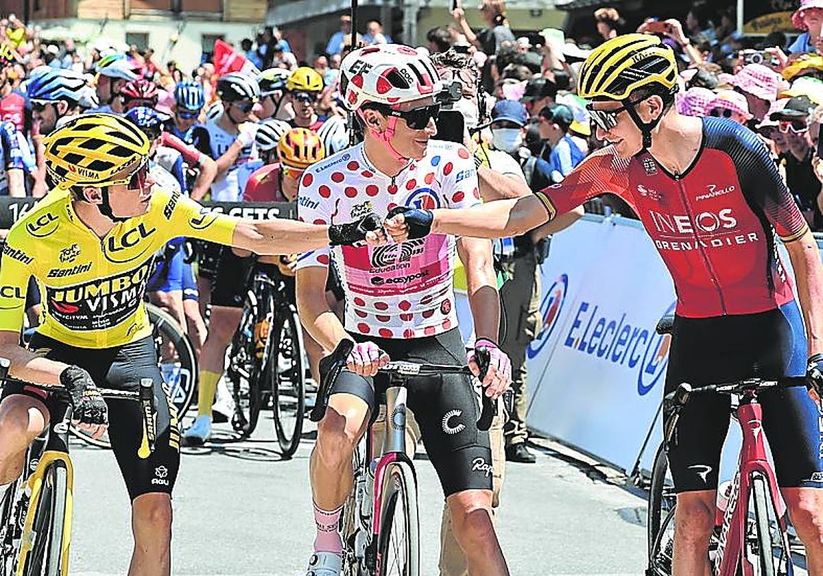 Vingegaard saluda a Carlos Rodríguez en la salida.