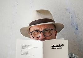 Kepa Murua juega con la portada y el título de su último poemario, ante su rostro.