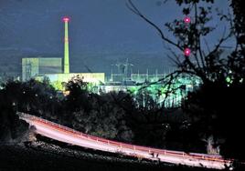 Imagen nocturna de la central nuclear de Santa María de Garoña.