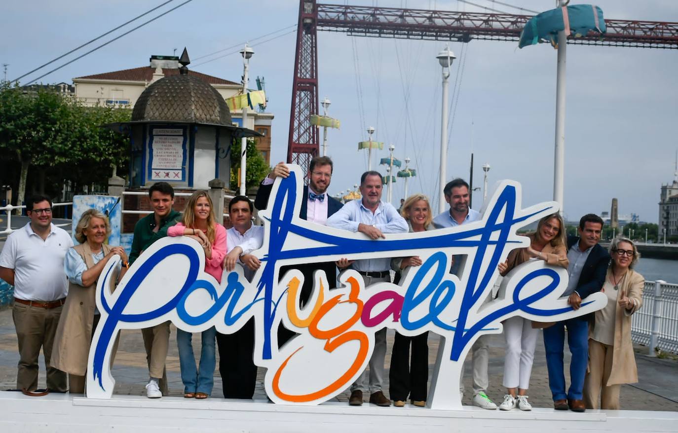 Carlos Iturgaiz, junto a otros candidatos populares, en Portugalete.