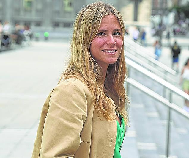 Bea Fanjul posa en la Plaza Bizkaia, a unos metros de la nueva sede del PP en Bilbao.