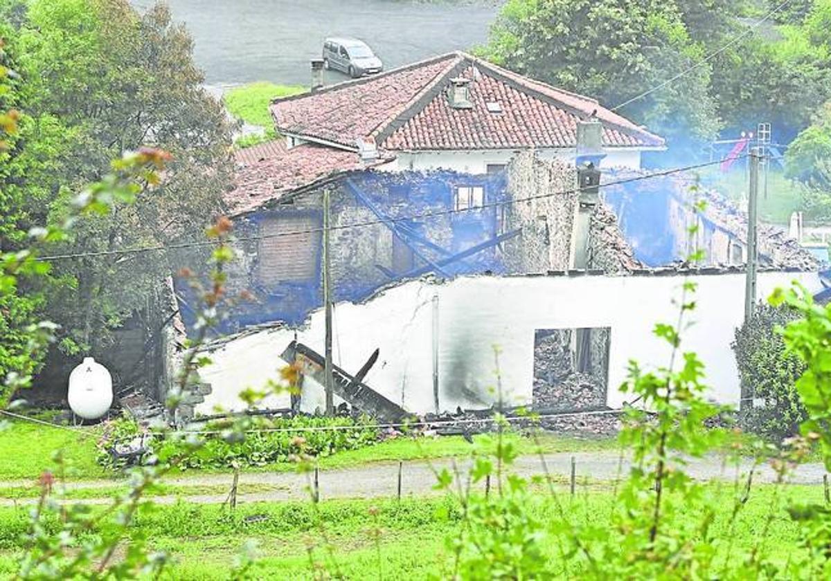 El fuego devastó las dos plantas y el ático del caserío Sara, que quedó reducido a escombros.