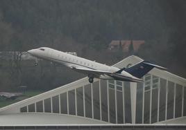 Un avión despegando del aeropuerto de Bilbao.