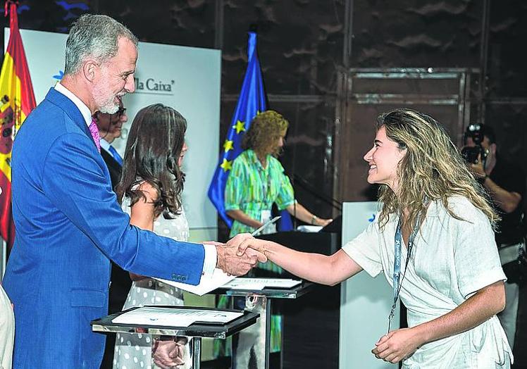 Naia Ormaza, de Bermeo, recibe la distinción de manos del rey Felipe.