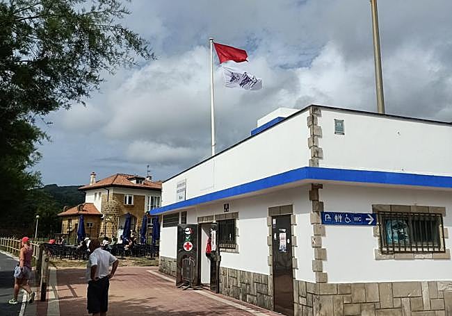 Bandera roja en la playa de Gorliz este martes.