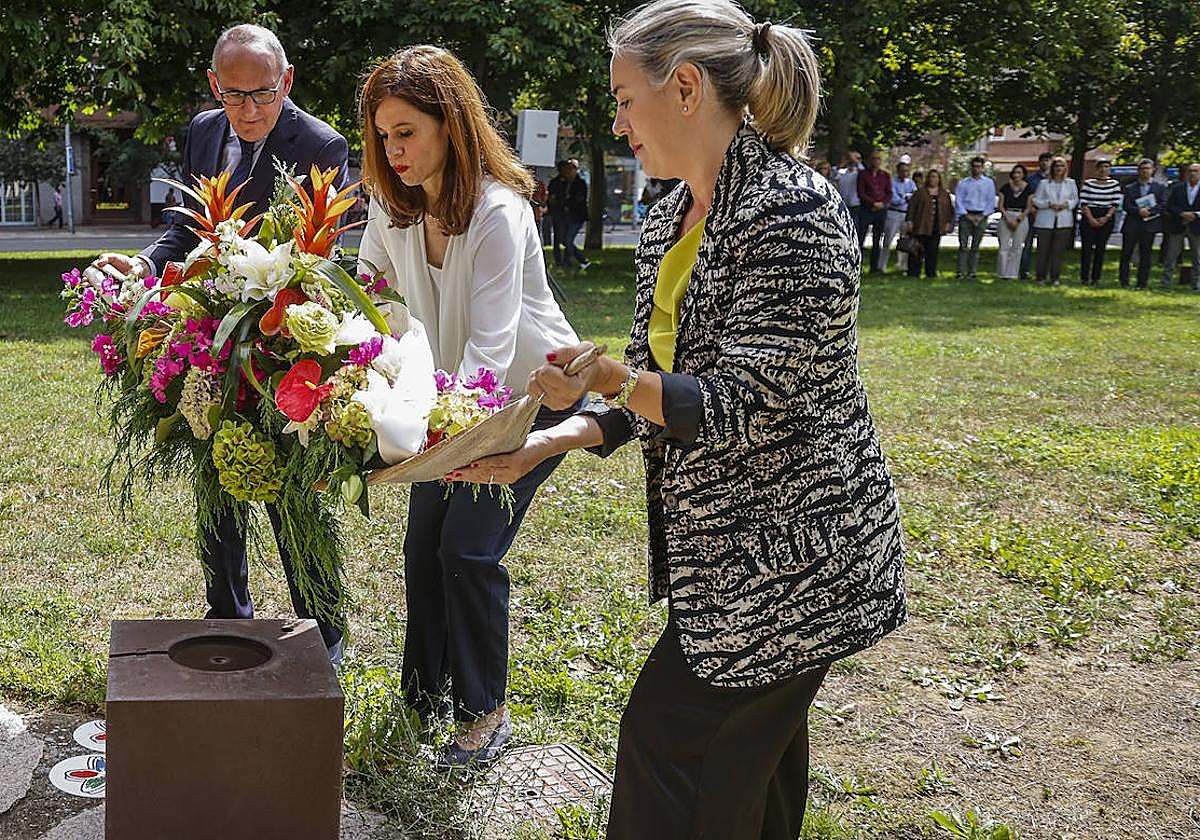 Las instituciones han participado en la ofrenda floral que recuerda al concejala asesinado por ETA hace 26 años.