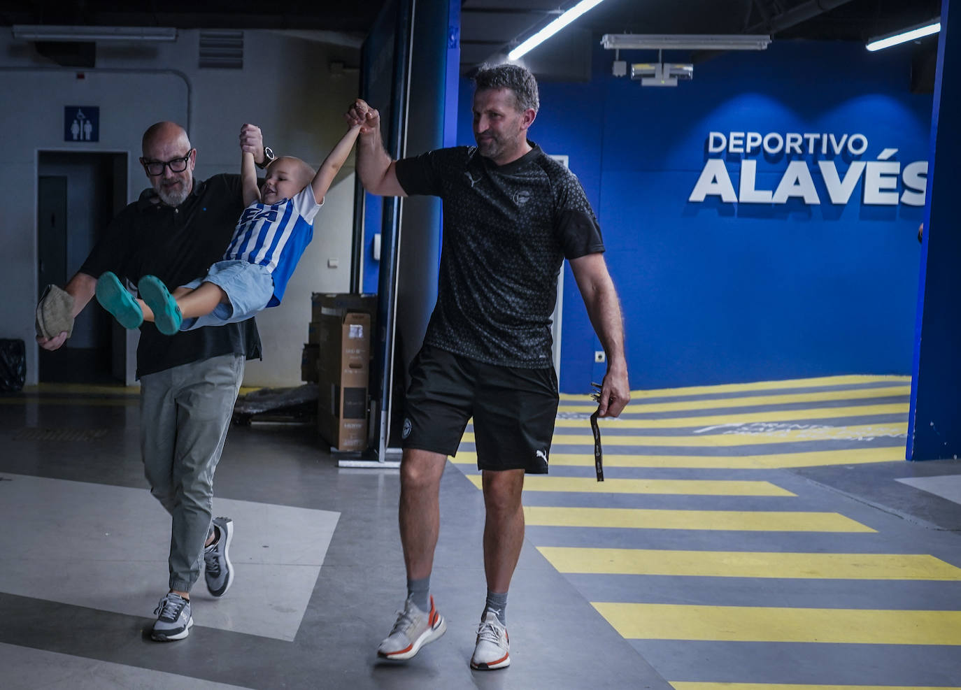 Despedida entre lágrimas de Laguardia, que pasa a parte de la dirección del Alavés