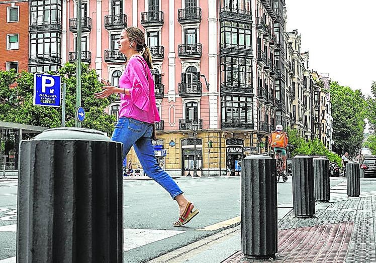 Bolardos en el Ensanche. En ocasiones complican el paso de los camiones.