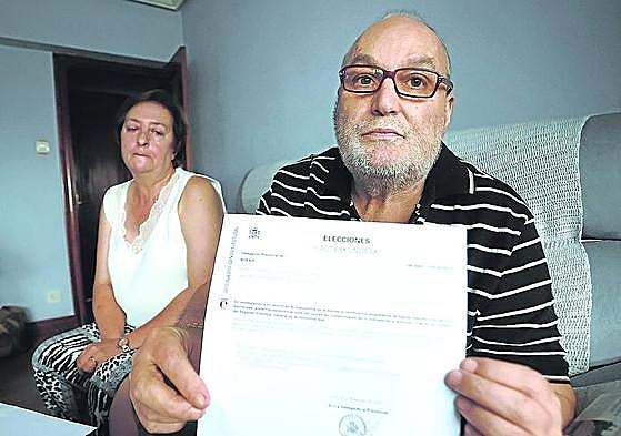 Jose muestra la carta en la que rechazan su solicitud de voto por correo.